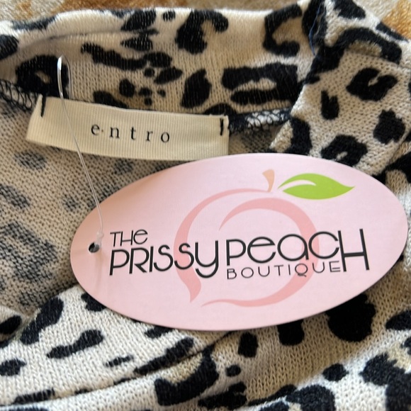 NWT Entro Leopard Print Short Sleeve Top. Size Small - Picture 4 of 5